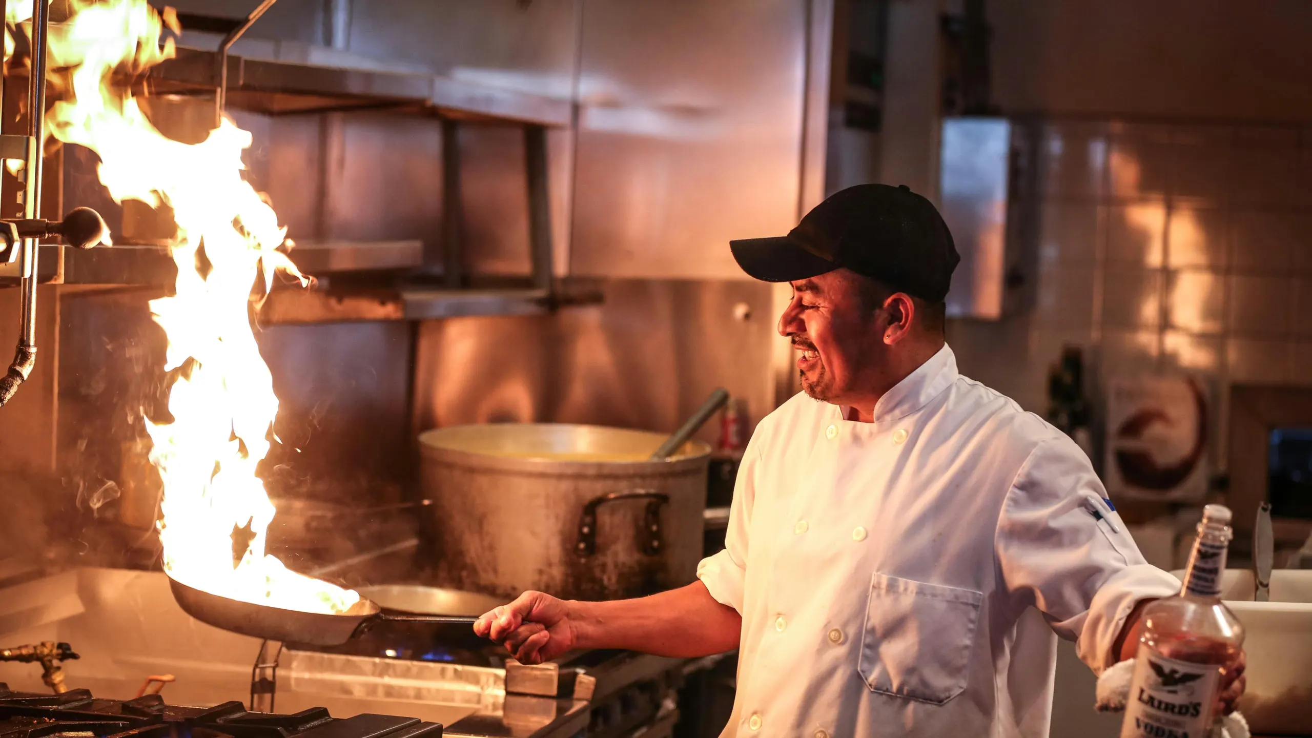 Restaurangteam i matsal med öppet kök